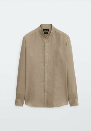 Beige, linnen overhemd met lange mouwen en een staande kraag, voorzien van een knoopsluiting aan de voorkant en omslagmanchetten. Gladde textuur, minimalistisch ontwerp.