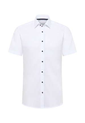Chemise blanche pour homme à manches courtes avec boutons noirs et col pointu, présentée sur un fond blanc uni.