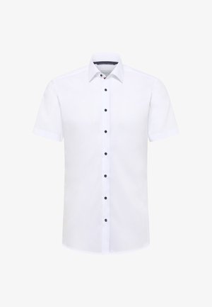 Hvid, kortærmet, herre-skjorte med sorte knapper og spids krave, vist på en ensartet hvid baggrund.