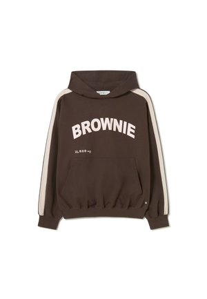 Sudadera con capucha marrón con rayas blancas a lo largo de las mangas, bolsillo frontal y texto "BROWNIE" en letras grandes blancas en el pecho.