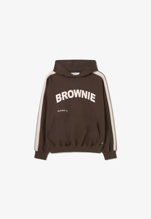 Sudadera con capucha marrón con rayas blancas a lo largo de las mangas, bolsillo frontal y texto "BROWNIE" en letras grandes blancas en el pecho.