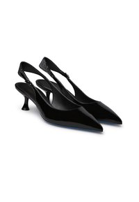 Décolleté in vernice nera con punta affilata e tacco basso, caratterizzate da un dettaglio in rete sul cinturino. Texture liscia e design elegante.