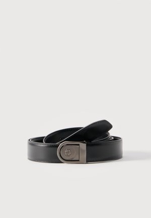 Ceinture en cuir noir enroulée avec une boucle en métal ornée d'un logo double "B" embossé sur un fond blanc uni.