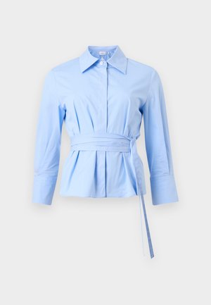 Ανοιχτό μπλε μπλούζα με μακριά μανίκια, φαρδιά γιακά, κλείσιμο με κουμπιά, πιέτες στη μέση και ζώνη από το ίδιο ύφασμα δεμένη στη δεξιά πλευρά.