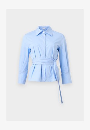 Ανοιχτό μπλε μπλούζα με μακριά μανίκια, φαρδιά γιακά, κλείσιμο με κουμπιά, πιέτες στη μέση και ζώνη από το ίδιο ύφασμα δεμένη στη δεξιά πλευρά.