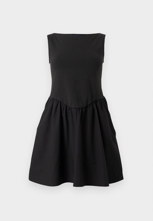 Mouwloze zwarte jurk met een getailleerd lijfje en een geplooide, uitlopende rok, met een lichte V-vormige taille naad.