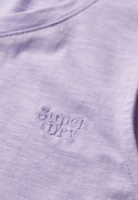Paars katoenen tanktop met een textuur, geborduurd "Superdry" logo aan de onderlinkerkant, ronde halslijn en een gladde stof.