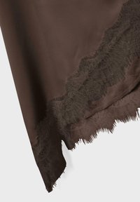 Dunkelbrauner Stoff mit gewellten Kanten, verziert mit floraler Spitze und feinem Fransenabschluss auf hellem Hintergrund.