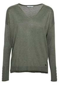 Pull vert olive à manches longues avec col en V, détails de boutons sur les poignets et petit logo métallique rond près de l'ourlet.