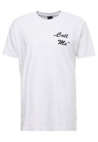 Witte katoenen T-shirt met korte mouwen en een ronde hals, voorzien van de tekst "Call Me" in zwarte cursieve letters aan de linkerkant van de front.