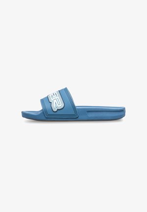 Blauwe slide-sandaal met een getextureerde voetbed, brede band met een wit logo en een platte zool. Gemaakt van duurzaam synthetisch materiaal.