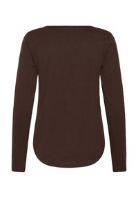 Chemise marron à manches longues avec un col rond et un ourlet incurvé, vue de dos sur fond blanc.