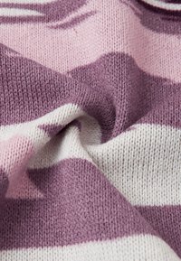 Strikket stoff med horisontale striper i lys rosa, mauve og krem. Myk tekstur med et tydelig mønster og en lett stretch.