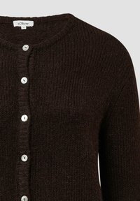 Brauner Strickcardigan mit rundem Ausschnitt, ausgestattet mit fünf weißen Knöpfen auf der Vorderseite und einem strukturierten, weichen Stoff.