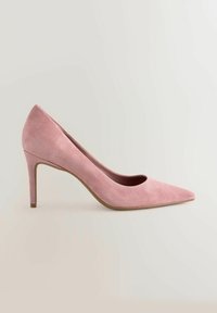 Vaaleanpunaiset mokkasandaalit, joissa on kapea kärki, sileä pinta ja hoikka stiletto-korko. Ominaisuutena alhainen leikkaus sivulla lisäämään tyyliä.