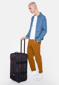 Eastpak TRANVERZ M - Trolley - flow blushing