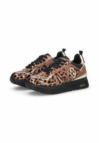 Sneakers med leopardprint lavet af ruskind og syntetiske materialer, med sorte snørebånd, en gylden detalje og en kraftig sort sål.