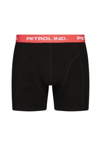 Černé boxerky s červeným elastickým pasem, na kterém je bílý nápis "PETROL IND." Hladký materiál se kontrastním prošitím.