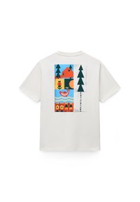 Λευκό T-shirt με πολύχρωμο γεωμετρικό σχέδιο σπιτιού, δέντρων, λουλουδιού, ψαριού, ήλιου και αριθμών στην πλάτη.