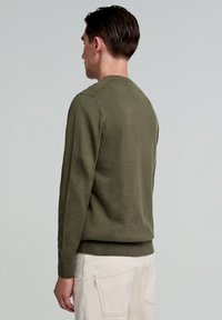 Scalpers V NECK - Strickpullover - olive