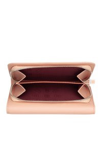 Portafoglio in pelle rosa con molteplici scomparti, chiusura con zip e un interno bordeaux caratterizzato da un motivo di forme geometriche.