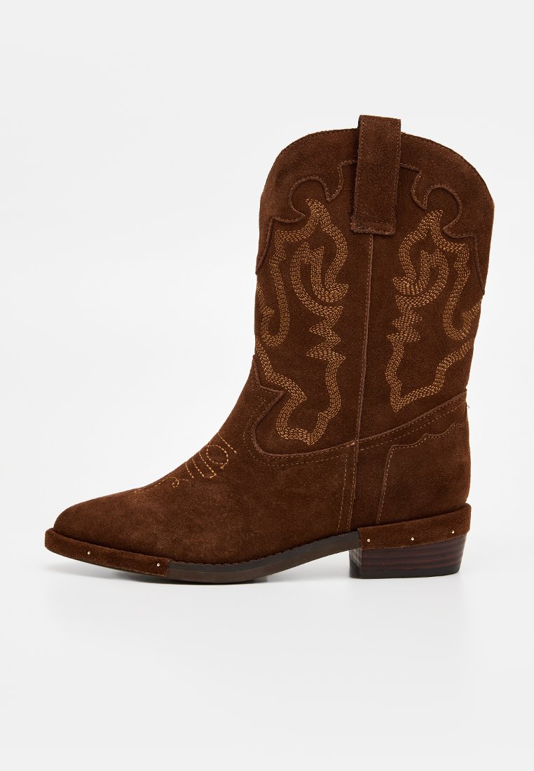 Braune Wildleder-Cowboystiefel mit aufwendigen Stickmustern, spitzem Zehenbereich, niedrigem Blockabsatz und dekorativen Akzenten am Schaft.