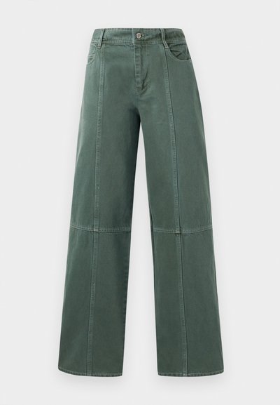 Široke hlače iz temnozelene denim tkanine, z našitimi šivi, petimi žepi in gumbom za zapiranje v pasu. Gladka tekstura in sproščen dizajn.