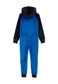 Hooded onesie i mjukt, plysch-liknande tyg; har en mörkblå överdel och en livlig blå underdel; långärmad med svarta manschetter; slät struktur.