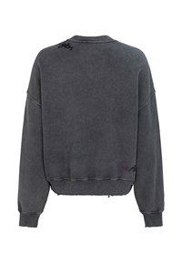 Dunkelgrauer Langarmpullover mit gerippten Bündchen und Saum, leicht abgenutzten Kanten sowie kleinem lila-schwarzem Schriftzug nahe Kragen und Saum.