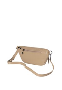 Borsa a tracolla in pelle beige con forma curva, tracolla regolabile, tasca con zip sulla parte anteriore e dettagli decorativi in metallo nero.
