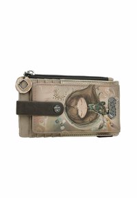 Cartera hecha de material sintético beige con una ilustración intrincada de una chica, detalles metálicos y un cierre de cremallera con un charm decorativo.