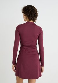 Abercrombie & Fitch PALOMA MINI DRESS - Rochie din jerseu - windsor wine