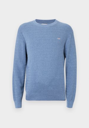 Maglione blu lavorato a maglia con motivo a rilievo, scollo rotondo, maniche lunghe e piccolo logo sul petto a sinistra.