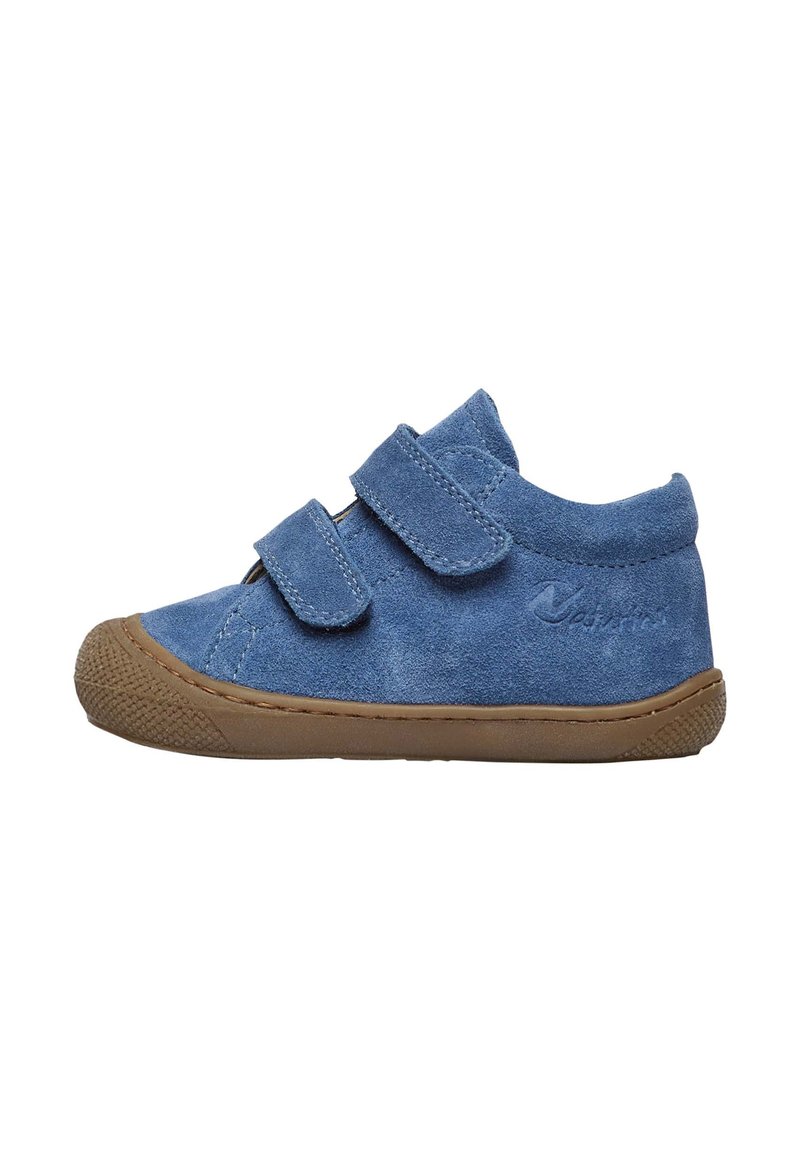 Chaussure en daim bleu avec deux brides Velcro, un bout rond et une semelle en caoutchouc. Présente des accents cousus et un logo sur le côté.