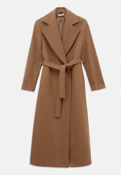 Palton lung din lână de culoare camel cu revere largi, mâneci lungi și o curea din același material legată la talie.