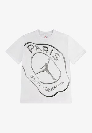 Biała koszulka z krótkim rękawem z czarnym tłoczonym wzorem, na którym widnieje napis "PARIS" powyżej oraz "SAINT-GERMAIN" poniżej logo Jumpman w centrum.