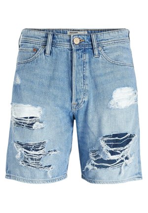 Niebieskie jeansowe szorty z przetarciami, z dużymi rozdarciami i postrzępionymi krawędziami. Posiadają tradycyjny fason z pięcioma kieszeniami i metalowym guzikiem.