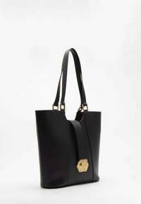 Czarna skórzana torba tote o strukturalnym kształcie, minimalistycznym designie, złotych elementach wykończenia i geometrycznym detalu z przodu. Podwójne uchwyty.
