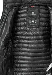 Intérieur d'une veste en doudoune noire avec texture matelassée. Présente une étiquette avec le nom de la marque "MARIKOO", la taille "S" et des détails sur la veste de plein air. Fini brillant.
