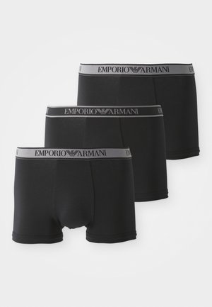 Trois paires de boxers noirs avec une taille douce portant le logo "Emporio Armani" en gris. Fabriqués dans un tissu lisse et extensible.