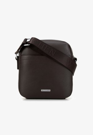 Braune Leder-Crossbody-Tasche in quadratischer Form, mit strukturierter Oberfläche, verstellbarem Tragegurt und dem eingeprägten Markennamen "WITTCHEN". Silberne Hardware.