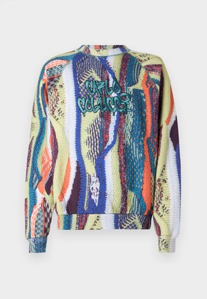 Večbarvna pulover, ki vsebuje živahne vzorce v zeleni, modri, oranžni in vijolični barvi, z teksturirano tkanino. Vključuje podrobnosti v grafitnem slogu.