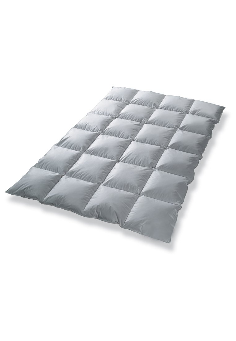 Grå quiltad täcke med en sydd rutdesign, som har 16 stoppade rutor. Materialet ser mjukt och slätt ut, perfekt för sängkläder.