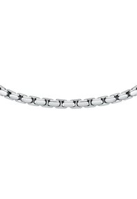 Collana in metallo color argento con catena caratterizzata da anelli intrecciati con una finitura liscia e una superficie lucida e riflettente.
