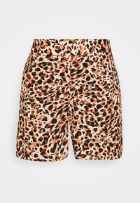 Leopardprint shorts met een beige achtergrond en zwarte en oranje vlekken, gemaakt van lichtgewicht stof met een aansluitende tailleband.