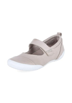 Zapato estilo Mary Jane color beige claro con suela de goma blanca y tira ajustable de velcro, mostrado en ángulo sobre fondo blanco.