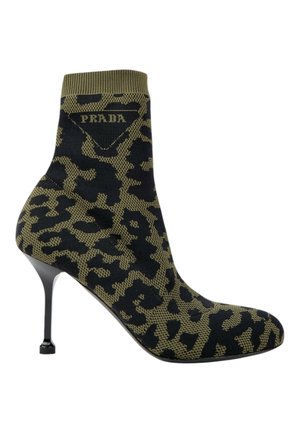 Botki skarpetkowe za kostkę na obcasie, z czarno-oliwkowym zwierzęcym wzorem dzianiny i logo Prada na przednim mankiecie.