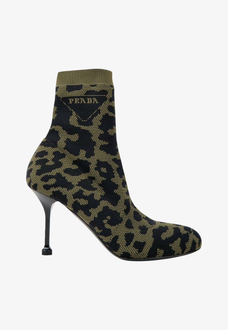 Botte chaussette à talon montant à la cheville avec tricot imprimé animal noir et vert olive et logo Prada sur le bord avant.