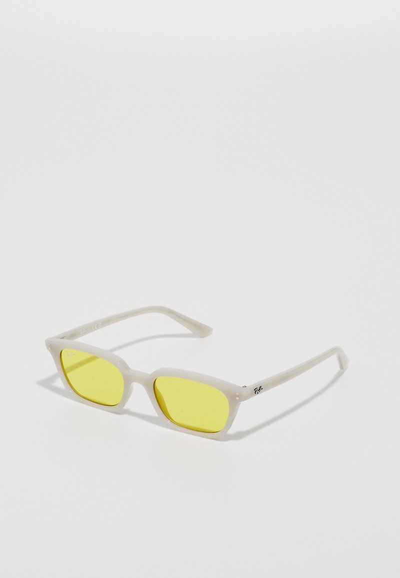 Witte plastic zonnebrillen met rechthoekige monturen en gele lenzen. Opvallend door hun slanke ontwerp en minimale branding op de veren.