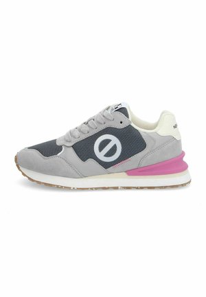 Grijze suede en mesh sportschoen met roze accenten, voorzien van een wit logo, ronde neus en gestructureerde buitenzool. Vetersluiting.
